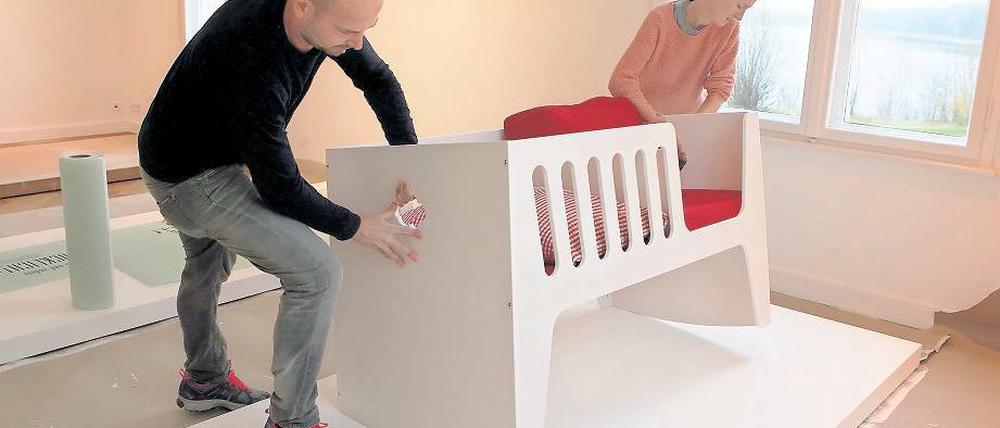 Wächst mit. Das Design-Kinderbett kann bis zu sieben Jahre lang benutzt werden. Es ist Bett und Schaukelstuhl zugleich.