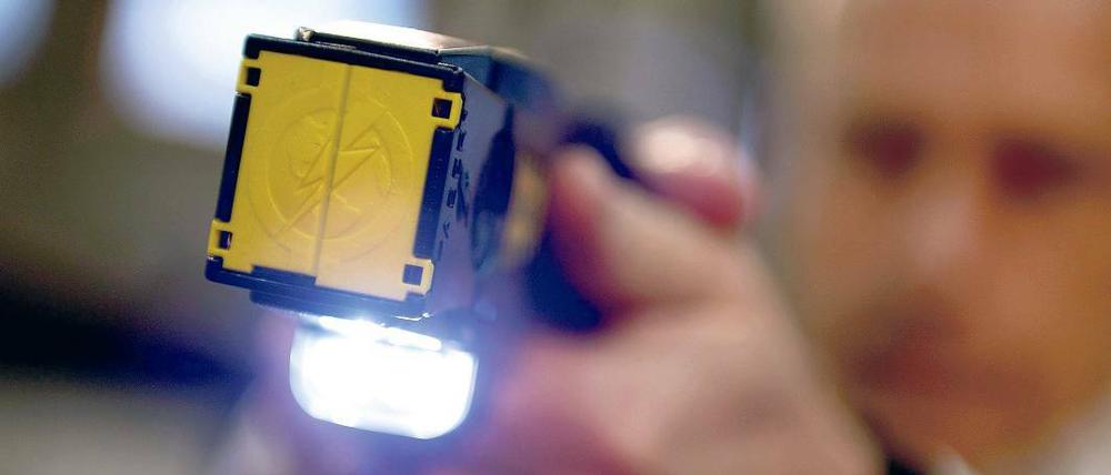 Griffbereit. So wird der Taser bei der Berliner Polizei eingesetzt.