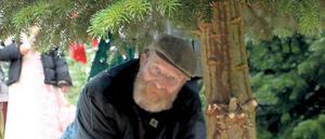 Dicker Stamm. Wolfgang Blasig legte höchstpersönlich Hand an einer der ersten Weihnachtsbäume an, die ab jetzt wieder auf dem Tannenhof geschlagen werden. Dank einer ständigen Bewässerung sind die Bäume in diesem Jahr besonders gut gewachsen.