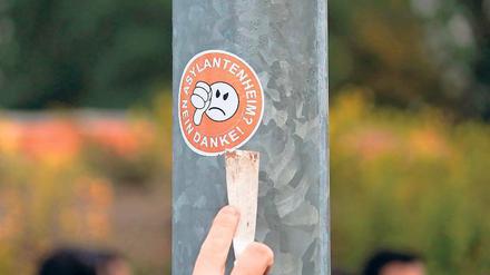 Provokation. Vor wenigen Monaten klebten in Teltow fremdenfeindliche Aufkleber an Ampeln und Laternen. Auf einer Demo von Flüchtlingen wurden sie entfernt.