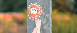 Provokation. Vor wenigen Monaten klebten in Teltow fremdenfeindliche Aufkleber an Ampeln und Laternen. Auf einer Demo von Flüchtlingen wurden sie entfernt.