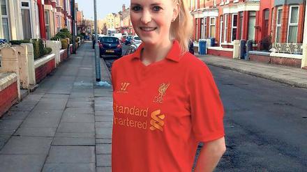 Gleich nebenan die Penny Lane. Corina Schröder im LFC-Trikot in Liverpool.
