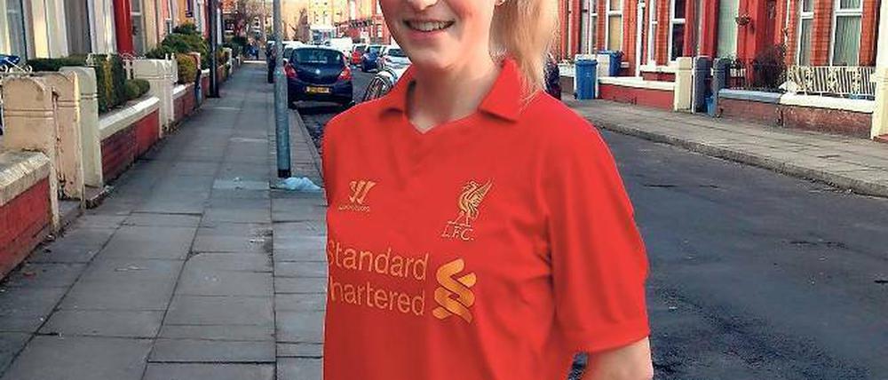 Gleich nebenan die Penny Lane. Corina Schröder im LFC-Trikot in Liverpool.