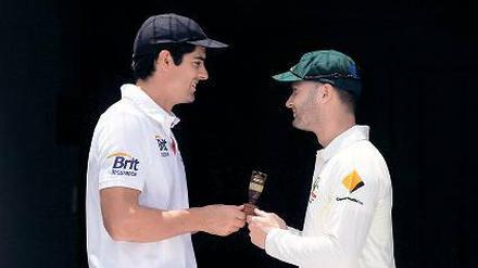 Kleine Trophäe. Australiens M. Clarke (rechts) und Englands A. Cook