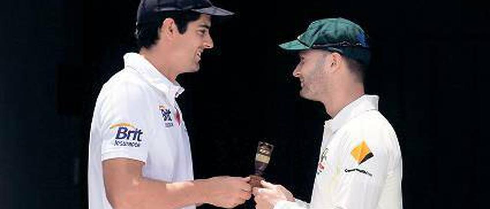 Kleine Trophäe. Australiens M. Clarke (rechts) und Englands A. Cook