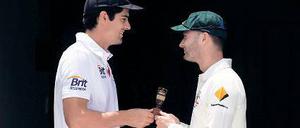 Kleine Trophäe. Australiens M. Clarke (rechts) und Englands A. Cook