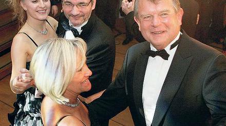 Er führt. Die Frage ist: Wie lange noch? Die Zukunft von Victor Stimming (r., beim Ball der Wirtschaft mit Ehefrau und dem damaligen Regierungschef Matthias Platzeck) könnte sich heute entscheiden.