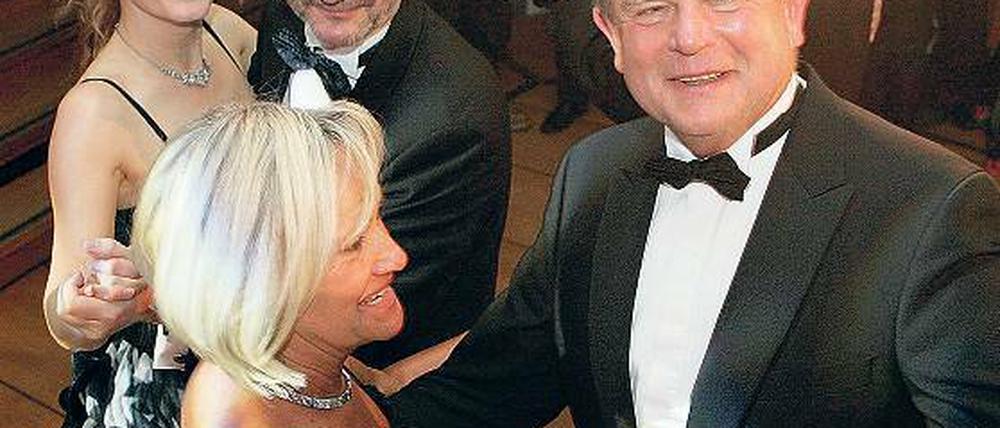 Er führt. Die Frage ist: Wie lange noch? Die Zukunft von Victor Stimming (r., beim Ball der Wirtschaft mit Ehefrau und dem damaligen Regierungschef Matthias Platzeck) könnte sich heute entscheiden.