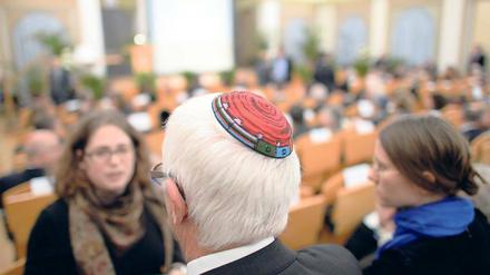 Im Dialog. Der neuen Studiengang Jüdische Theologie zeichnet sich auch durch seinen dialogischen Geist aus. Im Vordergrund steht der Dialog zwischen den Religionen, mit der Wissenschaft aber auch unter den Generationen.