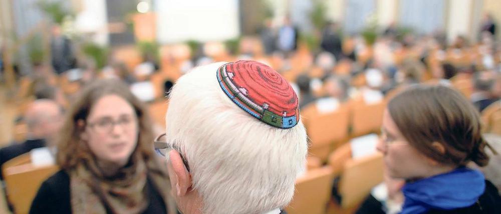 Im Dialog. Der neuen Studiengang Jüdische Theologie zeichnet sich auch durch seinen dialogischen Geist aus. Im Vordergrund steht der Dialog zwischen den Religionen, mit der Wissenschaft aber auch unter den Generationen.