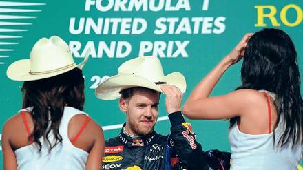 Ich hab’ hier den Hut auf. Vettel schäkert in Austin mit den Grid-Girls.