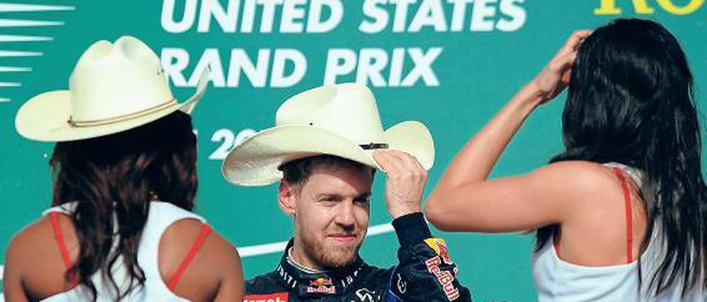 Ich hab’ hier den Hut auf. Vettel schäkert in Austin mit den Grid-Girls.