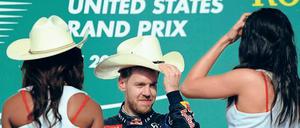 Ich hab’ hier den Hut auf. Vettel schäkert in Austin mit den Grid-Girls.