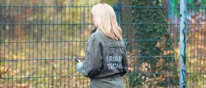 Trauer und Spurensuche. Freunde, Bekannte und Anwohner haben Kerzen und Blumen zum Tatort gebracht, der von einer Kriminaltechnikerin untersucht wurde.