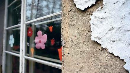 Der Putz ist ab. In die Förderschule muss dringend investiert werden.