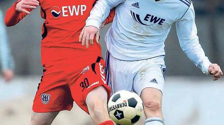 Eingewechselt und getroffen. Kai Druschky (links) – hier im Laufduell mit Strausbergs Sirko Neumann – erlöste mit seinem Tor zum 2:0 den SV Babelsberg 03 endgültig.