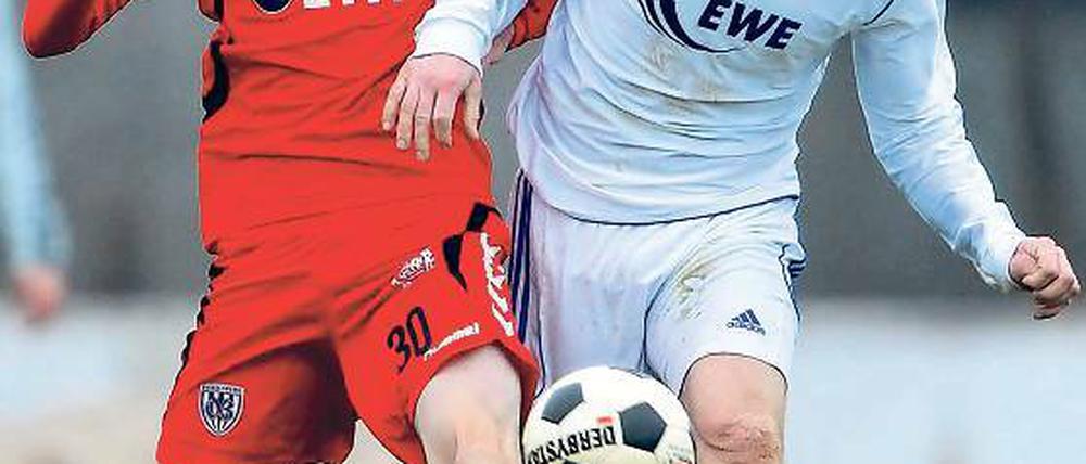 Eingewechselt und getroffen. Kai Druschky (links) – hier im Laufduell mit Strausbergs Sirko Neumann – erlöste mit seinem Tor zum 2:0 den SV Babelsberg 03 endgültig.