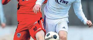 Eingewechselt und getroffen. Kai Druschky (links) – hier im Laufduell mit Strausbergs Sirko Neumann – erlöste mit seinem Tor zum 2:0 den SV Babelsberg 03 endgültig.