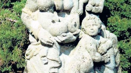 In Stein gemeißelte Mutterschaft. Noch heute steht diese Skulptur vor dem ehemaligen Lebensborn-Heim Klosterheide.