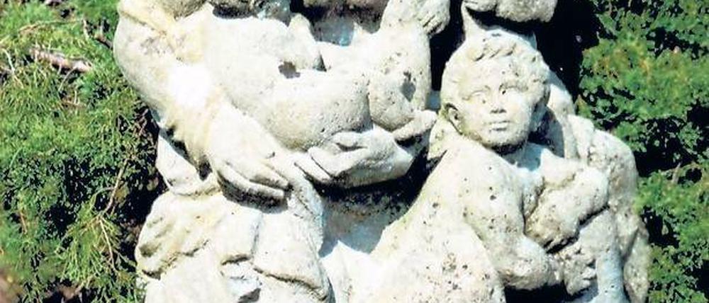 In Stein gemeißelte Mutterschaft. Noch heute steht diese Skulptur vor dem ehemaligen Lebensborn-Heim Klosterheide.
