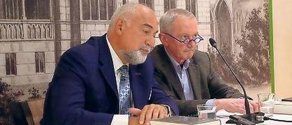 „Metaphern kann man nicht in Fesseln legen.“ Varujan Vosganian (l.) und sein Übersetzer Ernest Wicher im Lepsiushaus.