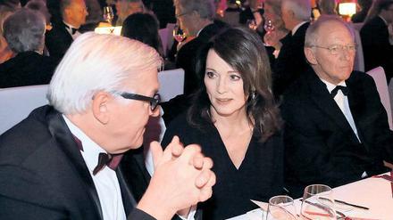 Laudator und Geehrte. Frank-Walter Steinmeier und Iris Berben.