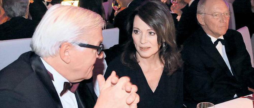 Laudator und Geehrte. Frank-Walter Steinmeier und Iris Berben.