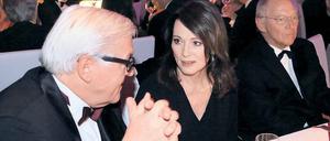 Laudator und Geehrte. Frank-Walter Steinmeier und Iris Berben.