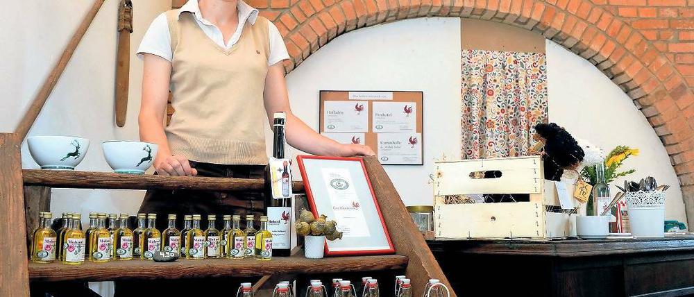 Ölerin. Saskia Gräfin Hahn von Burgsdorff in ihrem Hofladen.