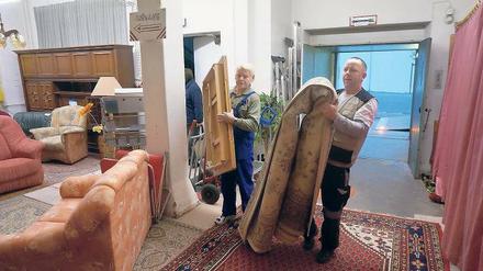 Neue Ware. Täglich erreichen die Möbelbörse in Teltow neue gebrauchte Dinge, die andere aus ihrem Haushalt aussortiert haben.