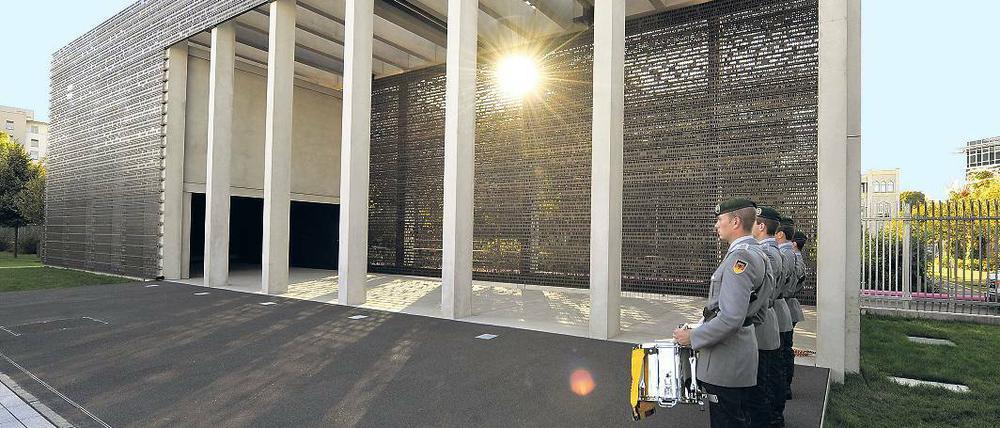 Das wäre Ihr Anblick gewesen. 2009 wurde das Ehrenmal eröffnet.