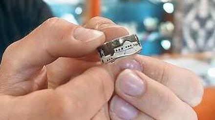 Der Potsdam-Ring ist nicht nur etwas für Menschen mit Heimweh, sagt die Stahnsdorfer Goldschmiedin Antje Neumann.