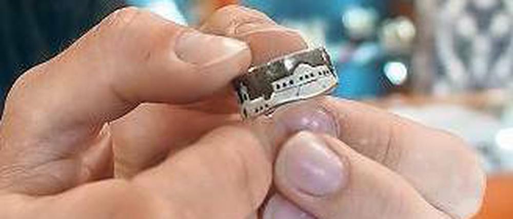 Der Potsdam-Ring ist nicht nur etwas für Menschen mit Heimweh, sagt die Stahnsdorfer Goldschmiedin Antje Neumann.