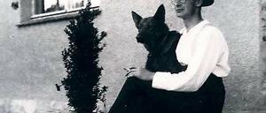 Architekt und Hund. Eine Aufnahme aus dem Jahr 1924.