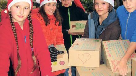 Stapelware. Valentin (2 v.l.) mit seinen Klassenkameraden beim Einladen