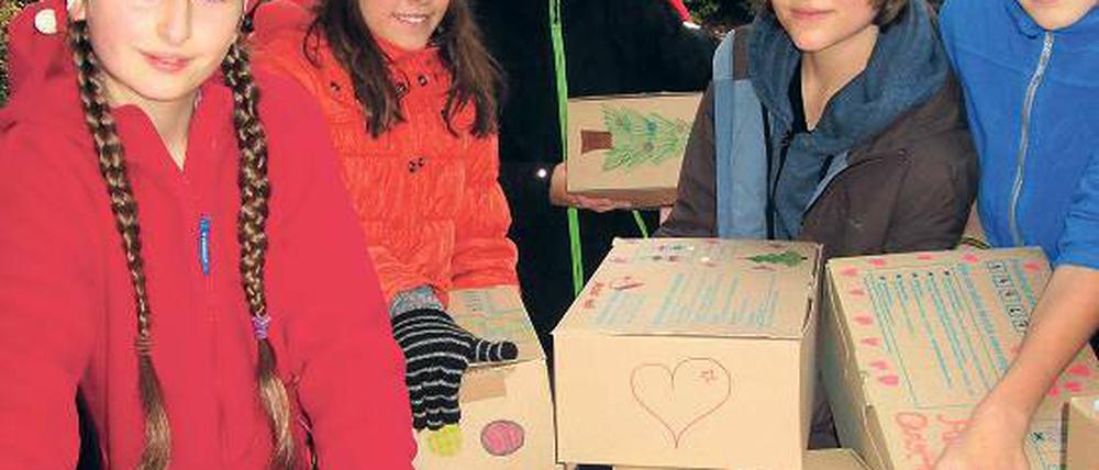 Stapelware. Valentin (2 v.l.) mit seinen Klassenkameraden beim Einladen