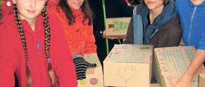 Stapelware. Valentin (2 v.l.) mit seinen Klassenkameraden beim Einladen