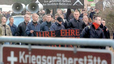 Brauner Spuk. Über Jahre – wie hier 2003 – hielten Rechtsextremisten auf dem Soldatenfriedhof ihr sogenanntes Heldengedenken ab.