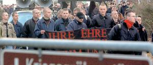 Brauner Spuk. Über Jahre – wie hier 2003 – hielten Rechtsextremisten auf dem Soldatenfriedhof ihr sogenanntes Heldengedenken ab.