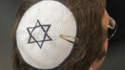 Ein Besucher einer Synagoge mit der Kopfbedeckung Kippa.