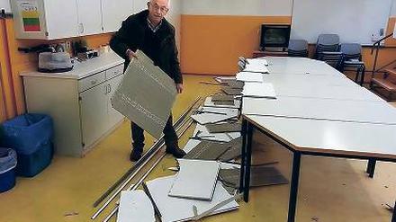 Abgefallen. Die Gipsplatten haben niemanden verletzt.
