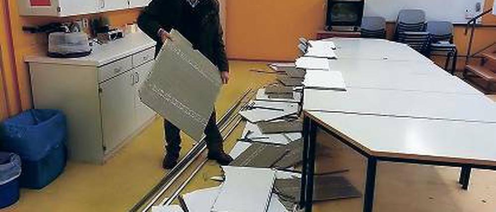 Abgefallen. Die Gipsplatten haben niemanden verletzt.