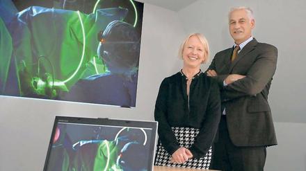 Neue Chefärzte am Bergmann-Klinikum. Privatdozentin Dr. med. Annett Gauruder-Burmester baut in Potsdam ein neues interdisziplinäres Beckenbodenzentrum auf. Dabei kann sie auf die Unterstützung von Privatdozent Dr. med. Gralf Popken setzen, der künftig die Klinik für Urologie leiten wird. Beide haben mindestens eine Erfahrung gemeinsam: Sie sind in ihrer Freizeit mit Gleitschirmen geflogen.