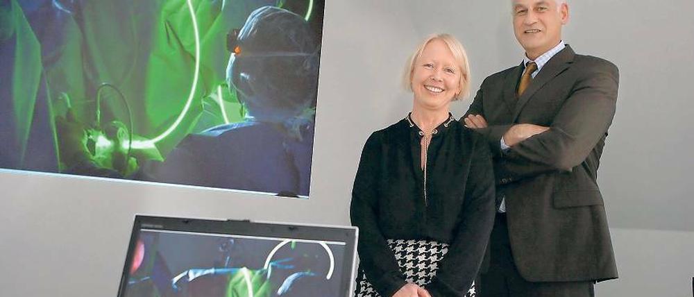 Neue Chefärzte am Bergmann-Klinikum. Privatdozentin Dr. med. Annett Gauruder-Burmester baut in Potsdam ein neues interdisziplinäres Beckenbodenzentrum auf. Dabei kann sie auf die Unterstützung von Privatdozent Dr. med. Gralf Popken setzen, der künftig die Klinik für Urologie leiten wird. Beide haben mindestens eine Erfahrung gemeinsam: Sie sind in ihrer Freizeit mit Gleitschirmen geflogen.