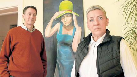 Schöner unterrichten. Im Babelsberger Sprachenzentrum hängen jetzt Bilder von Christiane Karl. Inhaber Mitch Lee freut sich, dass die Wände nicht mehr so leer sind.