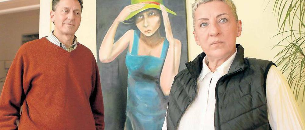 Schöner unterrichten. Im Babelsberger Sprachenzentrum hängen jetzt Bilder von Christiane Karl. Inhaber Mitch Lee freut sich, dass die Wände nicht mehr so leer sind.
