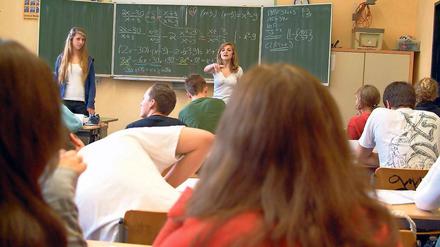 Soweit soll es nicht kommen. In Berlin unterrichten inzwischen auch Schüler einer elften Klasse jüngere Schüler, wenn der Lehrer krank wird. Brandenburger Schulen sollen für Vertretungen aber nur fachlich qualifiziertes Personal einstellen. ]