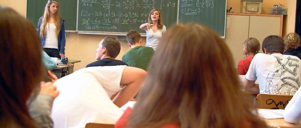 Soweit soll es nicht kommen. In Berlin unterrichten inzwischen auch Schüler einer elften Klasse jüngere Schüler, wenn der Lehrer krank wird. Brandenburger Schulen sollen für Vertretungen aber nur fachlich qualifiziertes Personal einstellen. ]