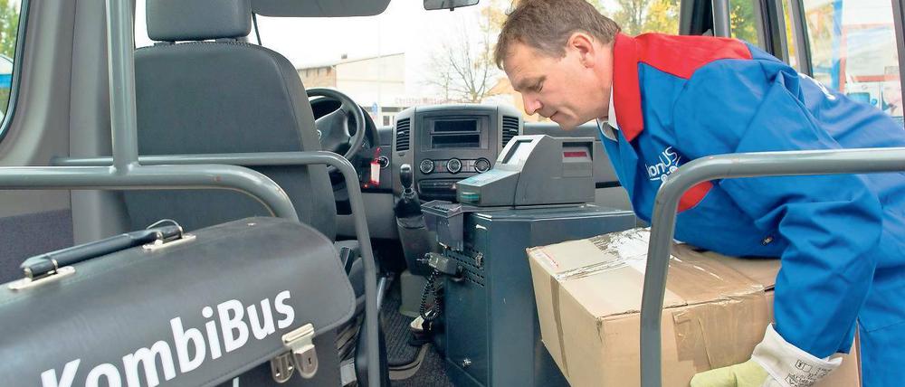Wiederbelebt. Der Kombibus in der Uckermark orientiert sich am alten Postbus, der früher ebenfalls Personen, Paketsendungen und Waren in die Dörfer und heraus brachte.