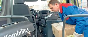 Wiederbelebt. Der Kombibus in der Uckermark orientiert sich am alten Postbus, der früher ebenfalls Personen, Paketsendungen und Waren in die Dörfer und heraus brachte.